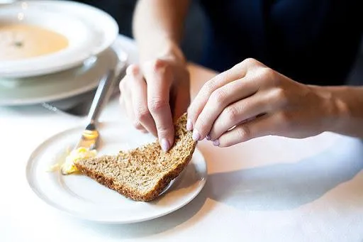 Хліб лупати руками Хліб лупати руками