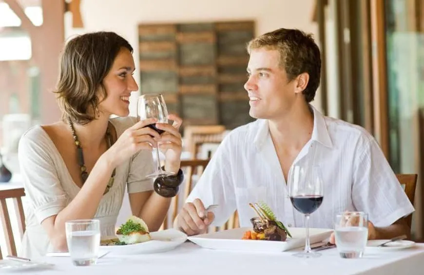 Лікті на столі Лікті на столі