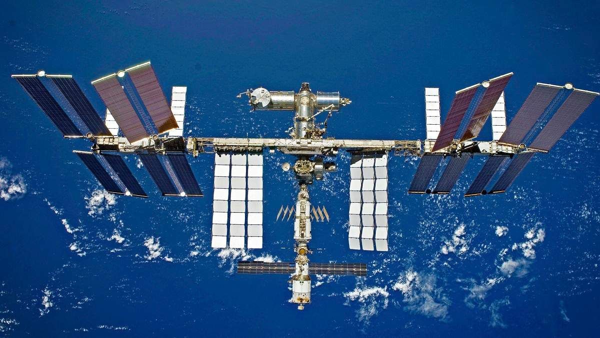 Американские астронавты помогут россиянам обнаружить утечку на МКС
