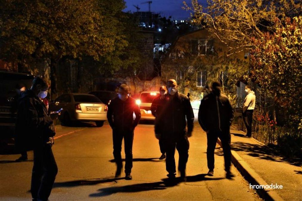Люди в черном не дали эвакуировать авто Медведчука: видео Люди в черном не дали эвакуировать авто Медведчука: видео