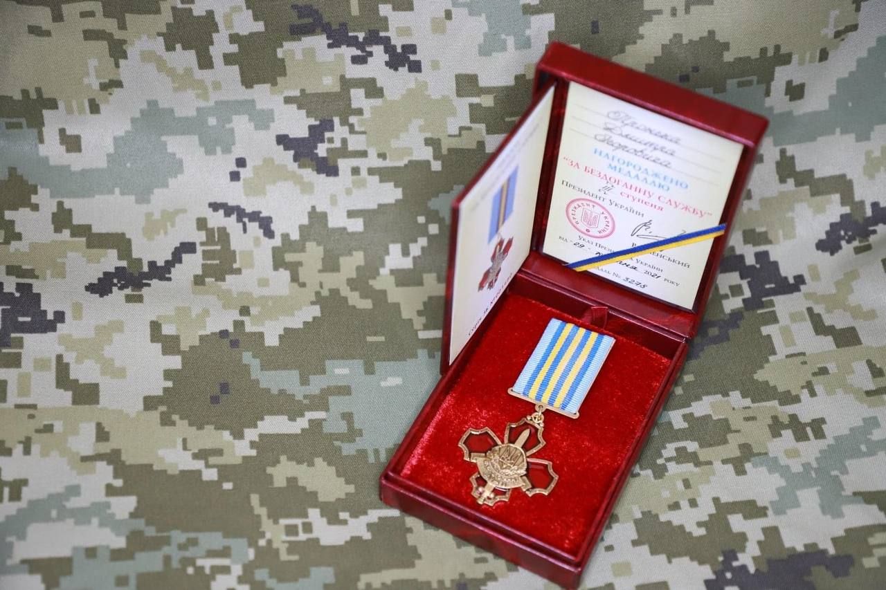 Нападение на пограничника в консульстве в России: капитана наградили Нападение на пограничника в консульстве в России: капитана наградили