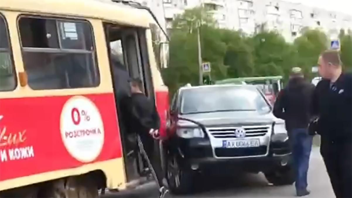 У Харкові трамвай врізався в позашляховик – відео 
