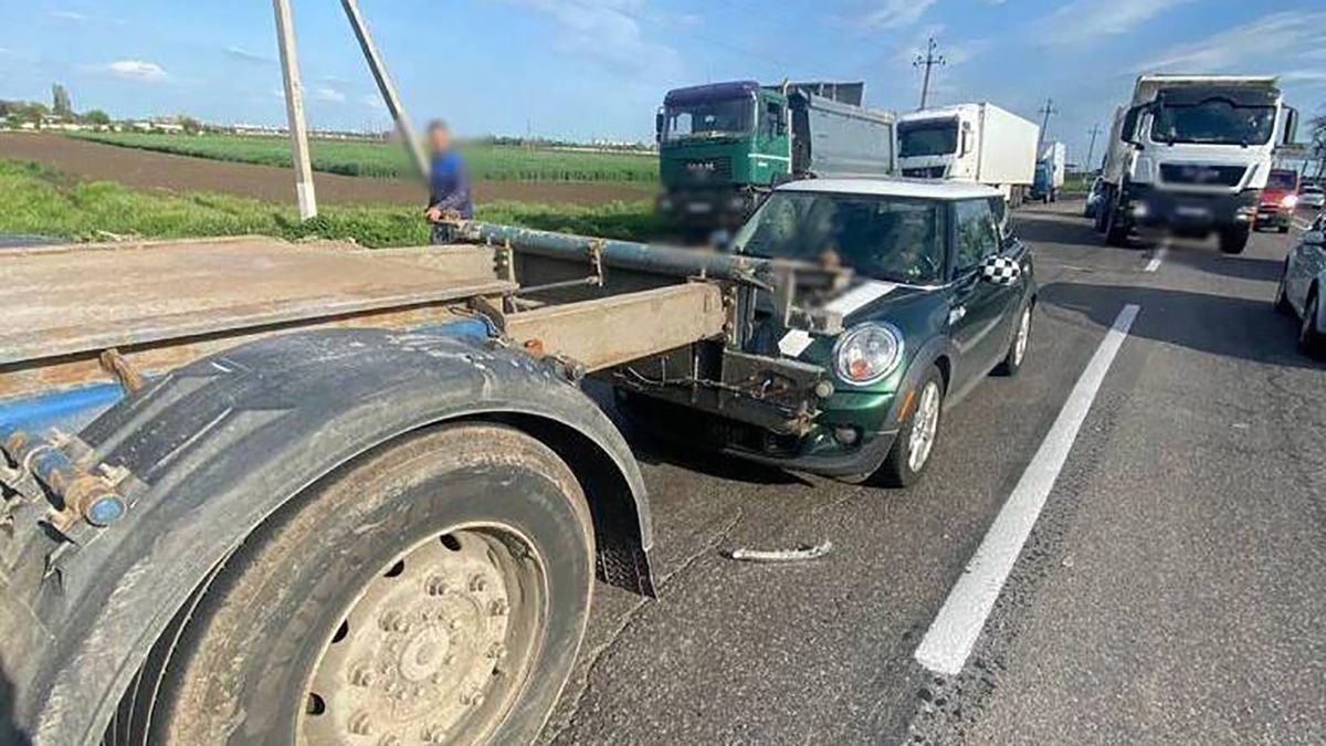 Под Одессой столкнулись 4 автомобиля: видео аварии 11.05.2021