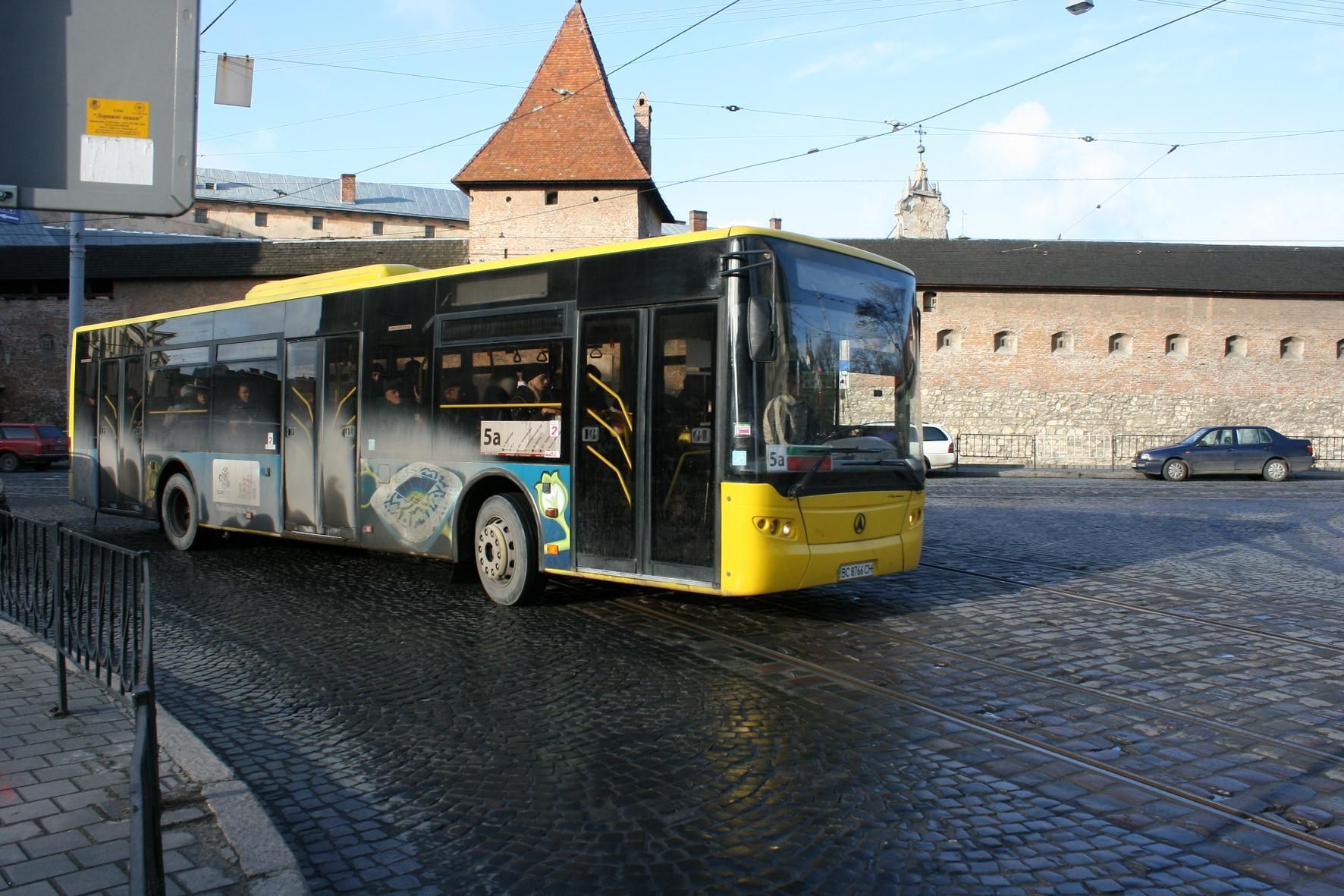 "В автобусе – датчики": во Львове водитель обругал пенсионера, который пропускал пассажира