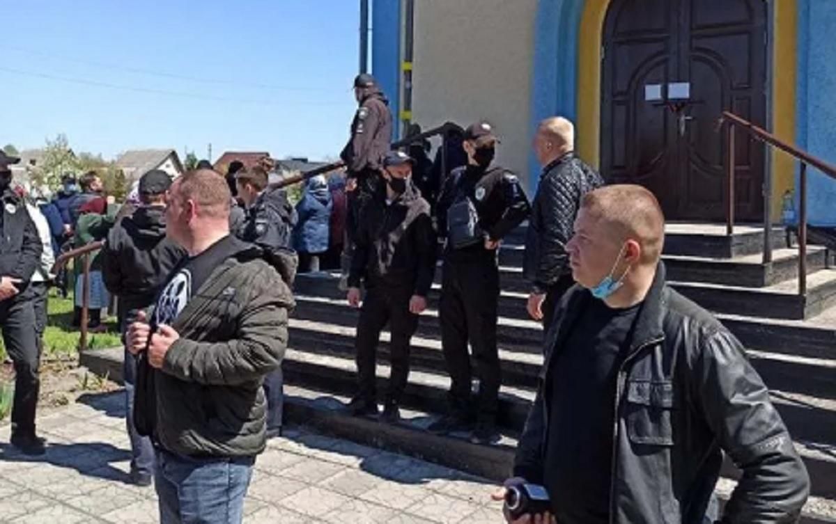 На Рівненщині віряни МП і ПЦУ побилися за церкву: є постраждалі