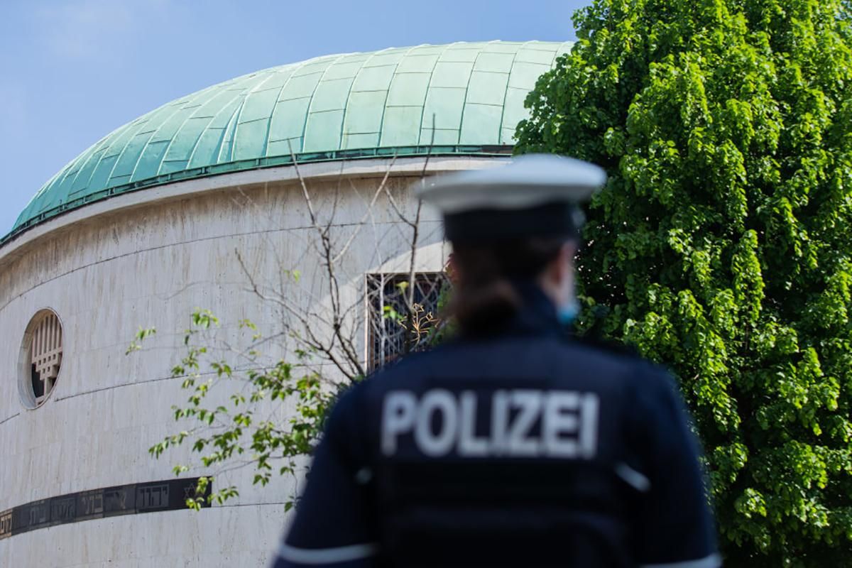 Сожгли флаг Израиля: в Германии напали на две синагоги