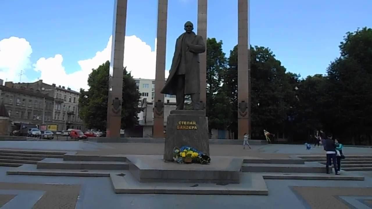 Осквернил памятник Бандере: во Львове суд наказал студента-вандала 