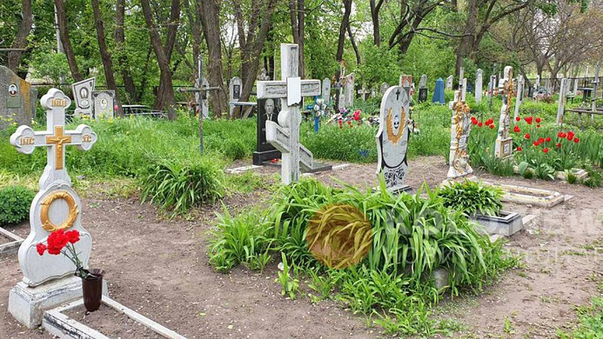 Підлітки під Полтавою влаштували нічні гуляння на кладовищі 