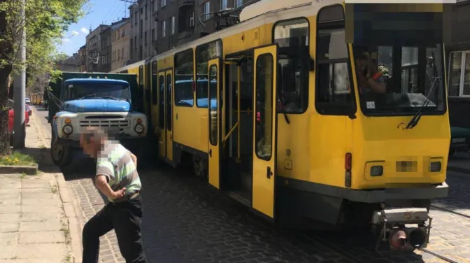 У Львові на трамвай обірвались дроти: рух вулицею ускладнений – фото