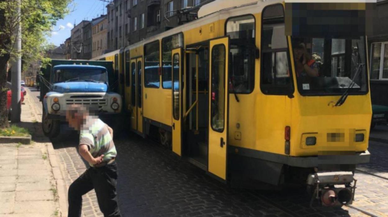 Во Львове на трамвай оборвались провода: движение по улице затруднено - фото 