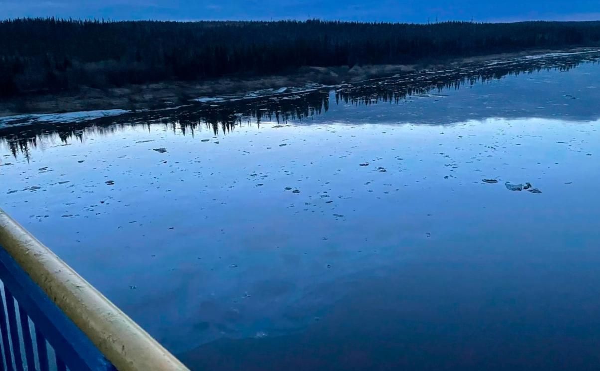 В российском городе ввели НС из-за разлива нефтепродуктов в реку В российском городе ввели НС из-за разлива нефтепродуктов в реку