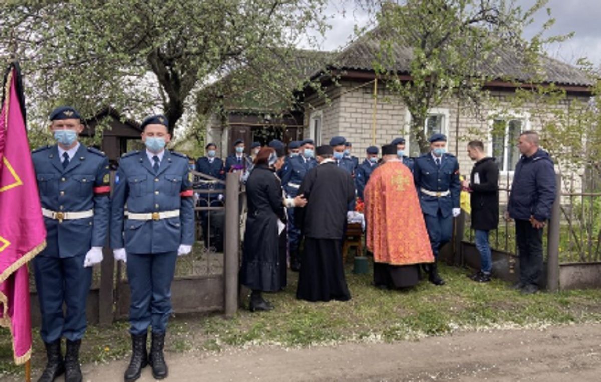 На Полтавщині попрощалися з воїном: загинув від кулі снайпера На Полтавщині попрощалися з воїном: загинув від кулі снайпера