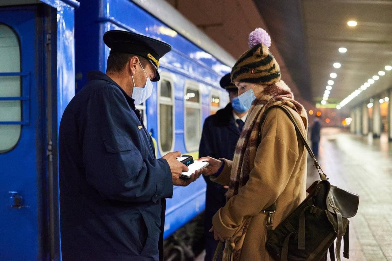 Укрзалізниця повернула гроші пасажирам за скасовані рейси