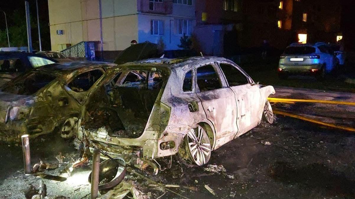 В Харькове сгорели 3 автомобиля: детали поджога - видео