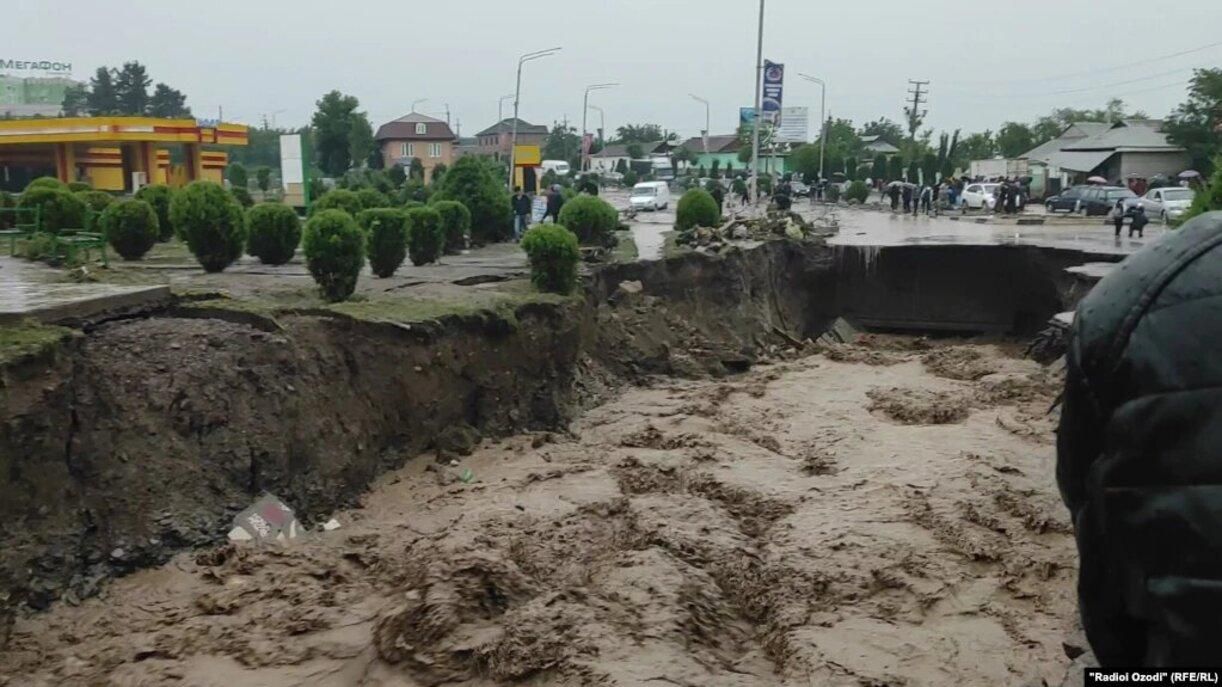 Селевые потоки в Таджикистане 11 мая: есть погибшие Селевые потоки в Таджикистане 11 мая: есть погибшие