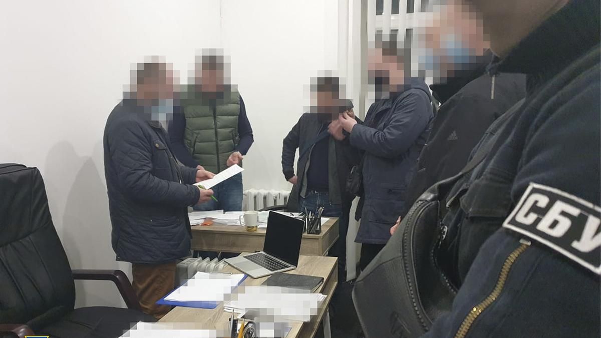 СБУ выявила делков: они сливали информацию об обысках криминалитету СБУ выявила делков: они сливали информацию об обысках криминалитету