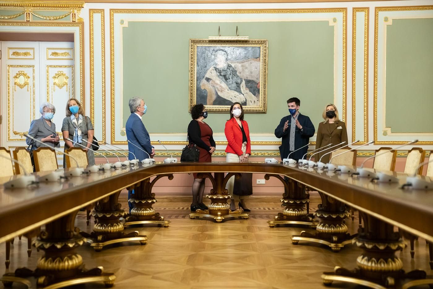 У Києві в Маріїнському палаці запрацювали аудіогіди двома мовами У Києві в Маріїнському палаці запрацювали аудіогіди двома мовами