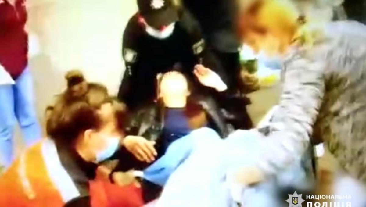 На станції метро у Києві жінка народила хлопчика На станції метро у Києві жінка народила хлопчика