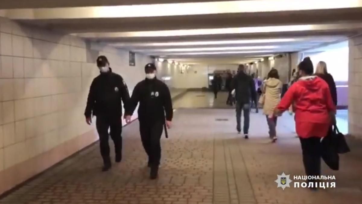 На станции метро в Киеве женщина родила мальчика На станции метро в Киеве женщина родила мальчика