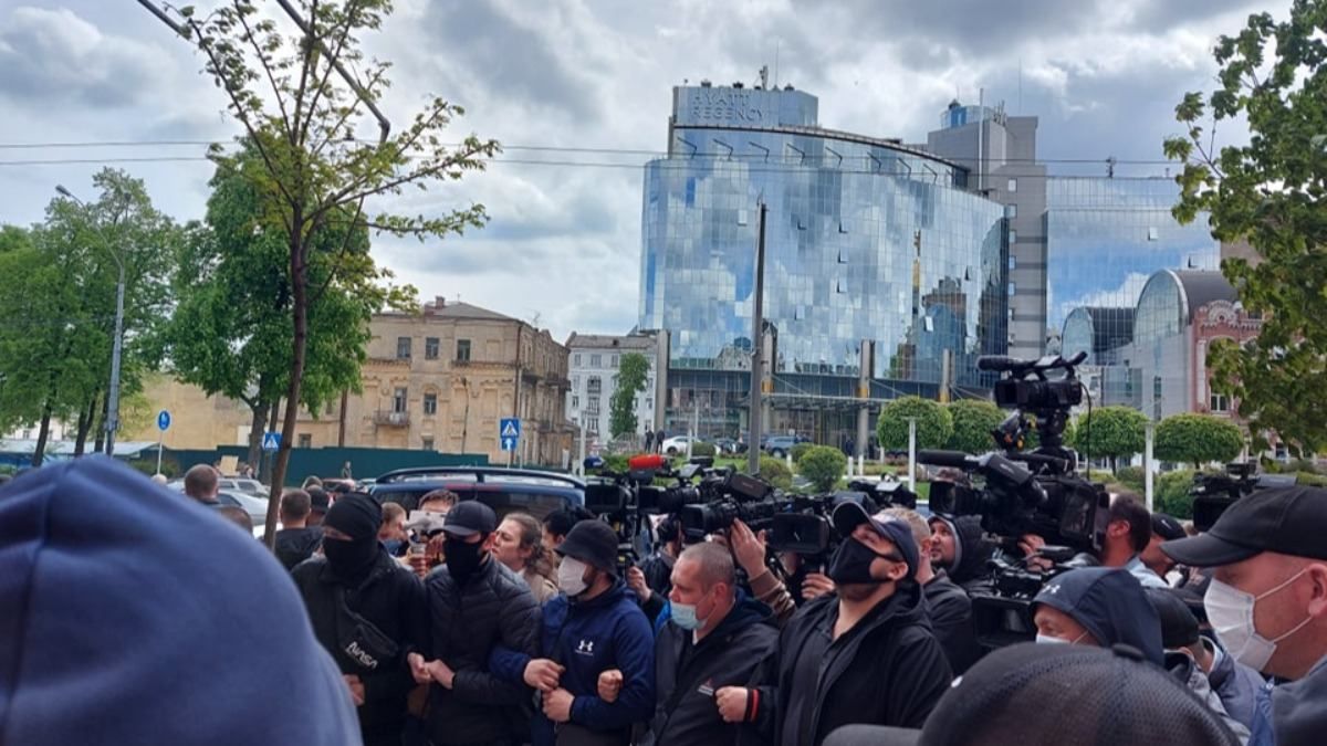 Медведчук прибув до суду: будівлю посилено охороняють