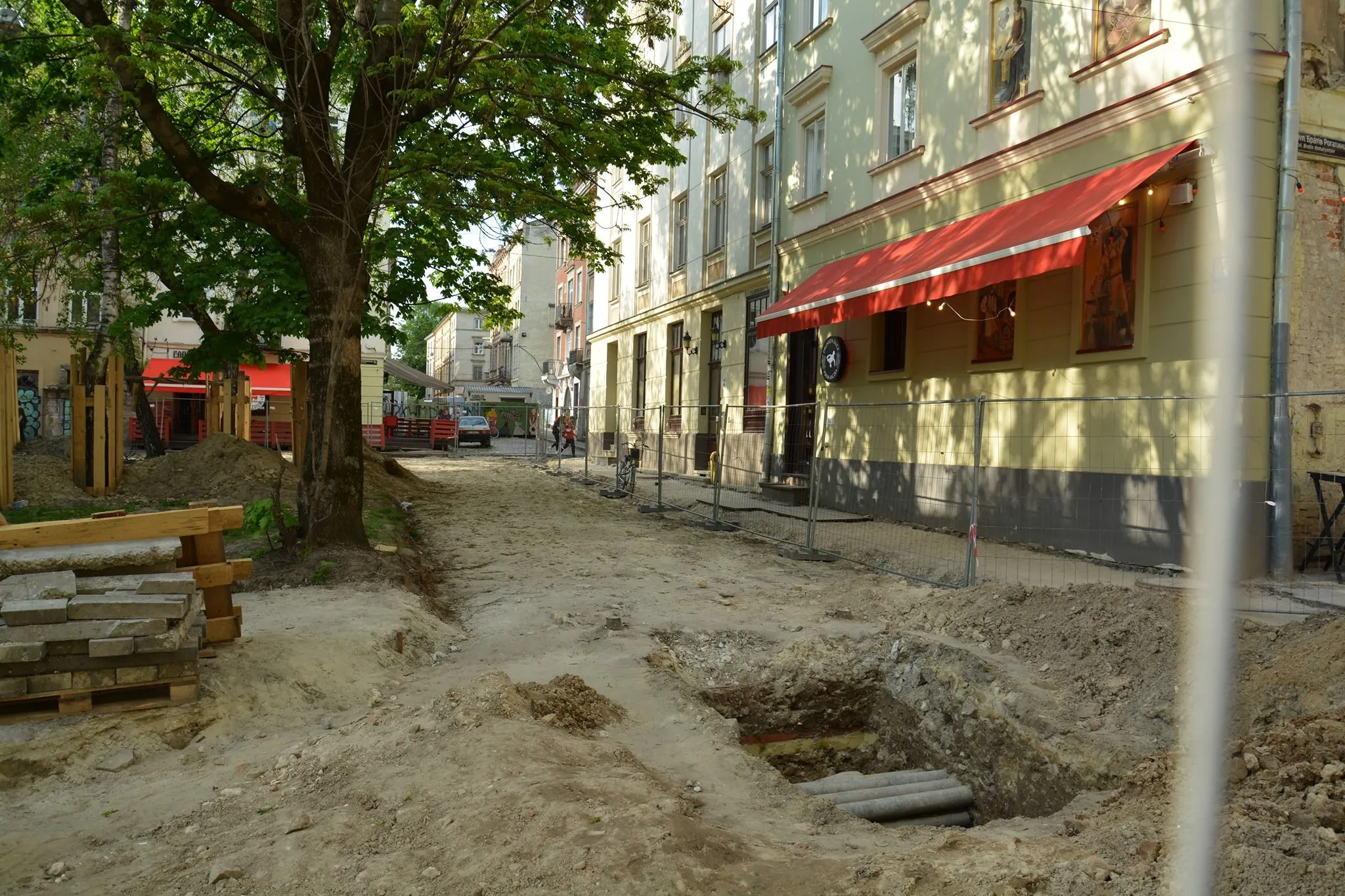 У центрі Львова археологи знайшли фрагмент середньовічного муру: фото У центрі Львова археологи знайшли фрагмент середньовічного муру: фото