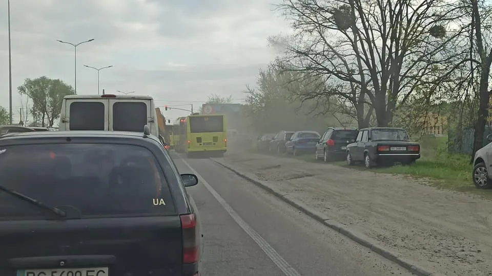 Мчали тротуаром і узбіччям: Львові водії автобусів влаштували епічні перегони – фото і відео