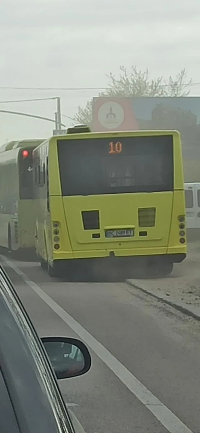 Мчали тротуаром і узбіччям: Львові водії автобусів влаштували епічні перегони – фото і відео