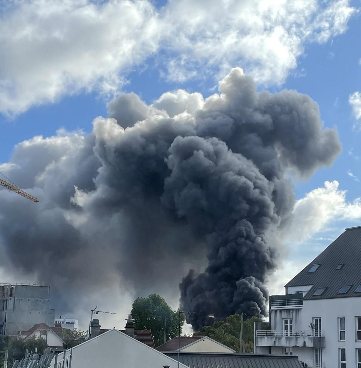 Під Парижем спалахнула пожежа на хімічному заводі