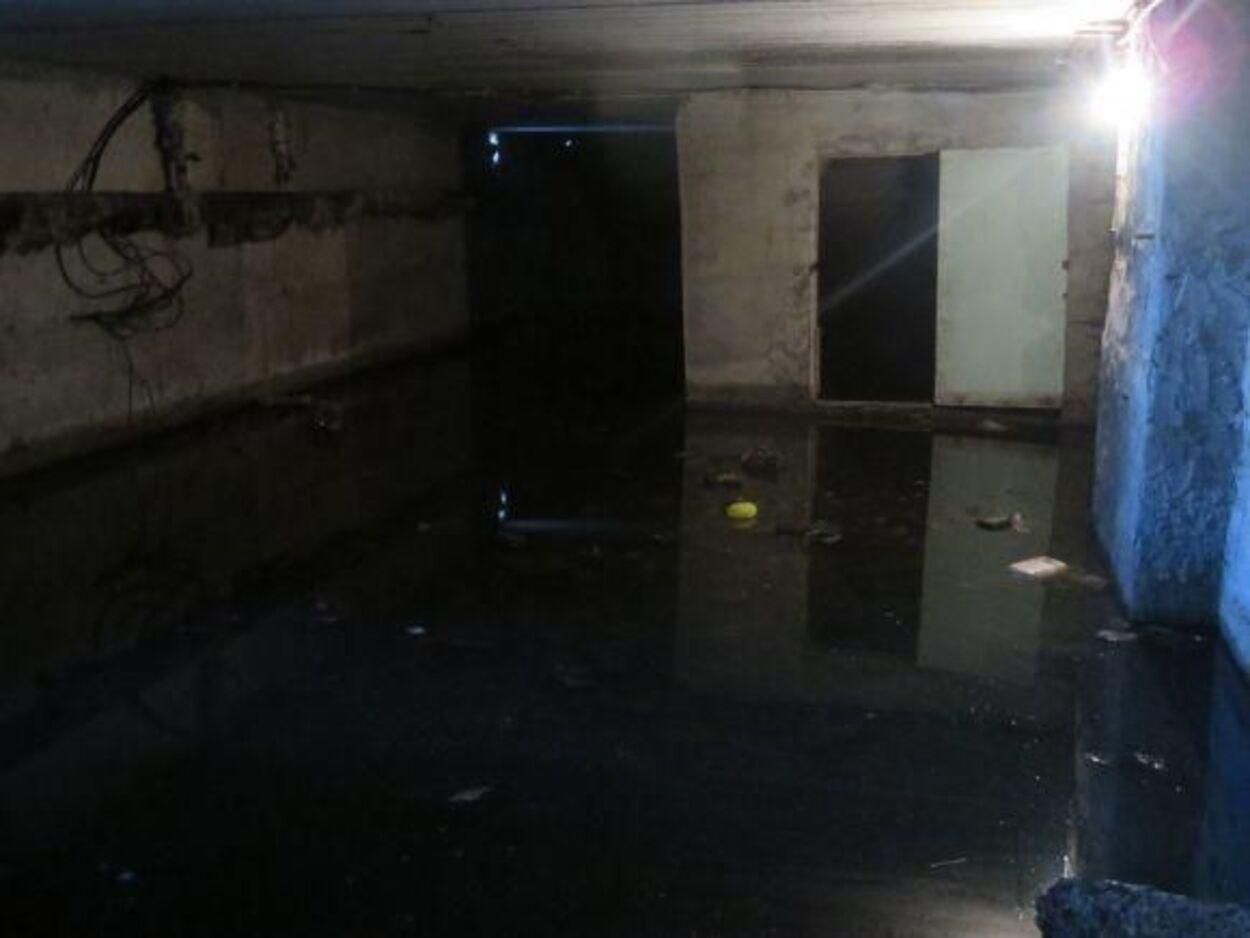 У під'їзді – хмари пару: підвал львівської багатоповерхівки затопило гарячою водою: фото і відео