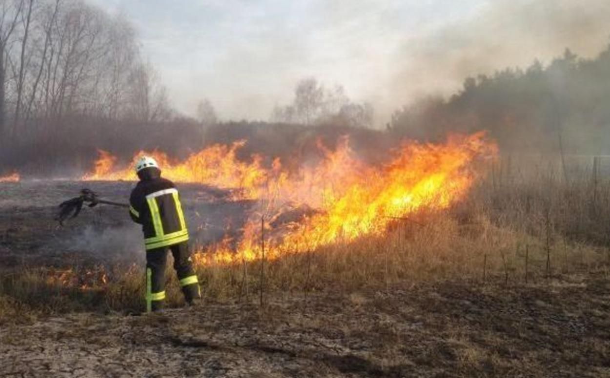 Отримав важкі опіки: на Львівщині чоловік палив траву й спалахнув сам