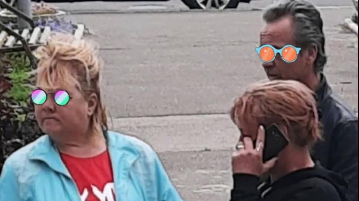 В Одесі вночі перехожий виявив під парканом п'яну жінку з малим сином В Одесі вночі перехожий виявив під парканом п'яну жінку з малим сином