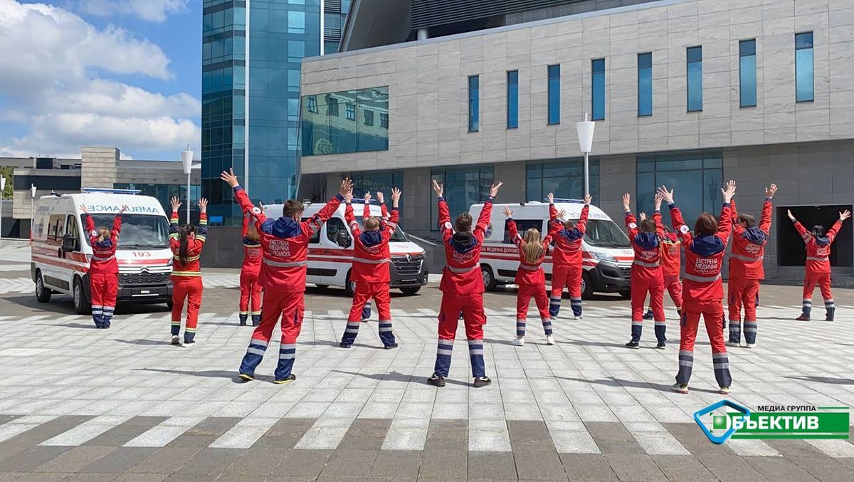 Медики швидкої танцюють в центрі Харкова: фото, відео