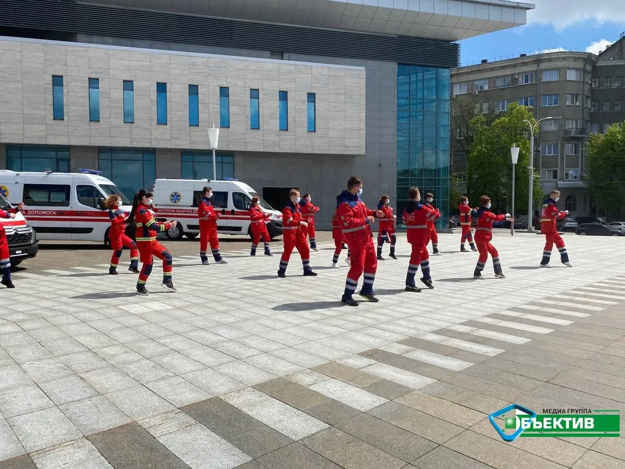 танцюють медики біля Держпрому в Харкові