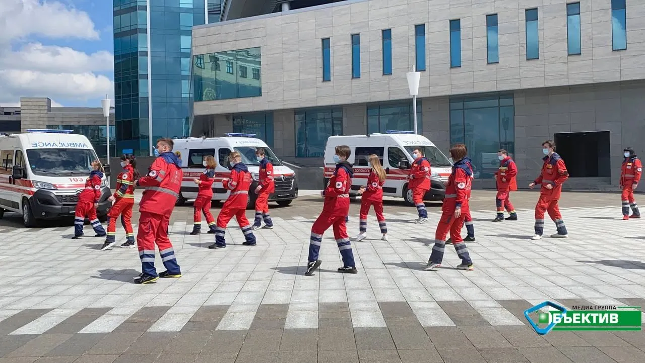 танцюють медики біля Держпрому в Харкові