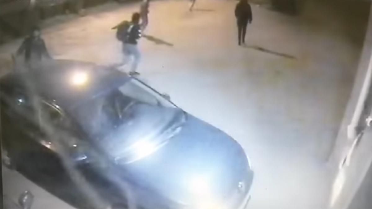 У Дніпрі підлітки били автомобілі та зривали з них номери: відео