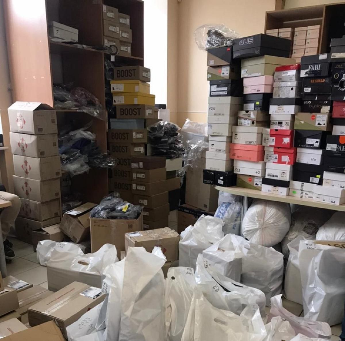 Силовики разоблачили предприятия, незаконно продававшие товары брендов Силовики разоблачили предприятия, незаконно продававшие товары брендов