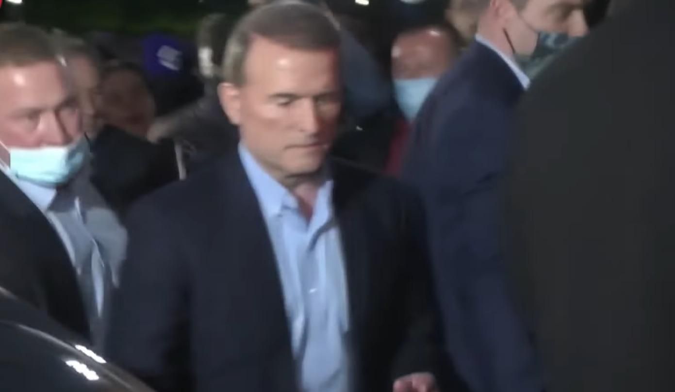 Столкновения возле суда, когда Медведчука отпустили: видео Столкновения возле суда, когда Медведчука отпустили: видео