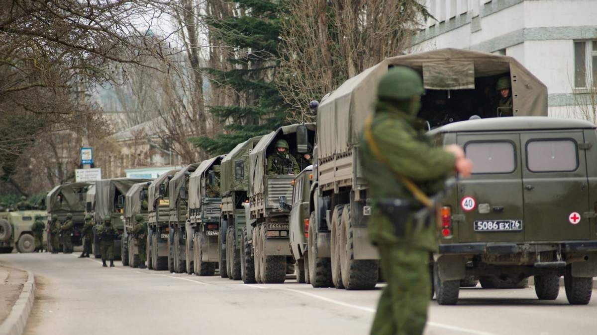 Росія продовжує перекидати важке озброєння у Крим, – США 