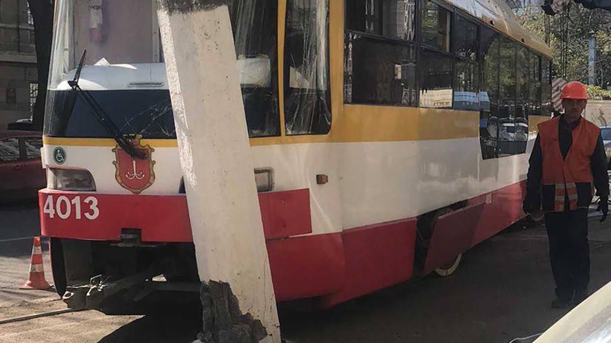 В Одесі трамвай протаранив стовп електропередачі