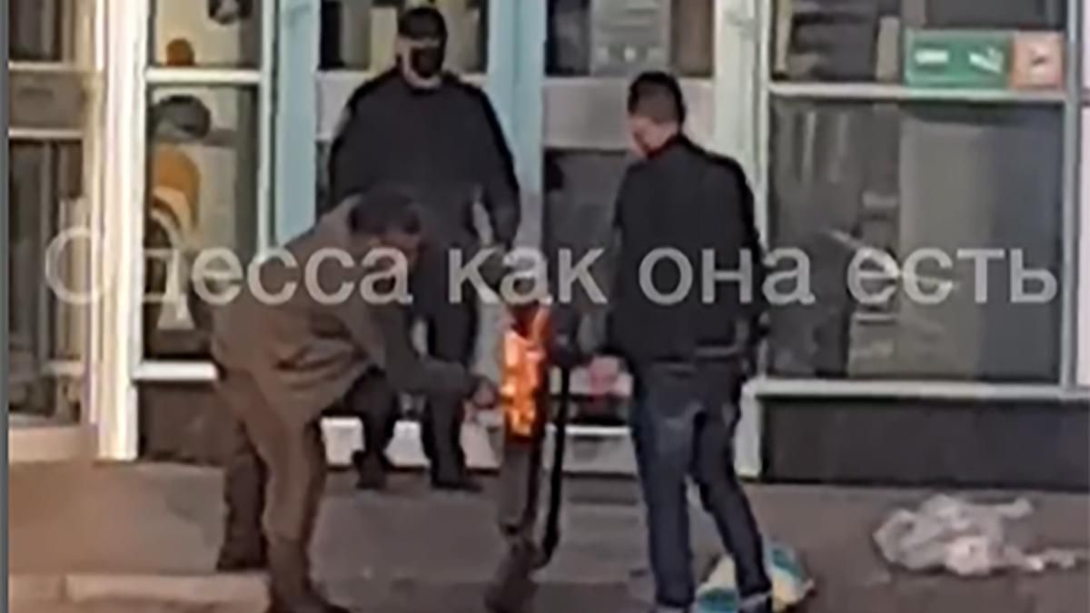 В аэропорту Одессы в руках мужчины загорелся багаж: видео В аэропорту Одессы в руках мужчины загорелся багаж: видео