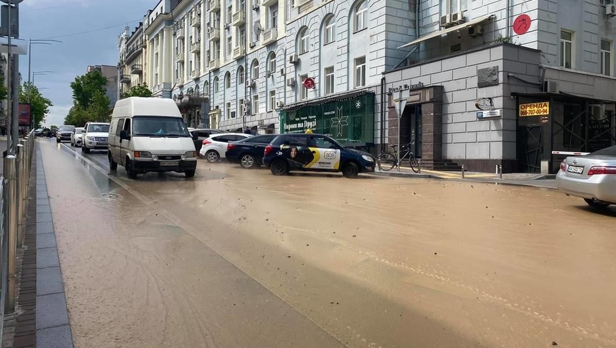 В центре Киева улицу залило кипятком и грязью