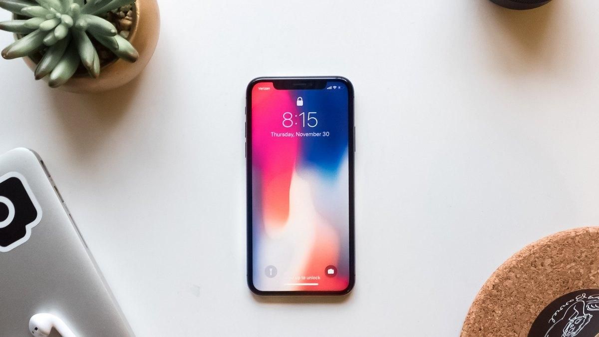 Як прибрати брову в iPhone: дизайнер запропонував сміливе рішення Як прибрати брову в iPhone: дизайнер запропонував сміливе рішення