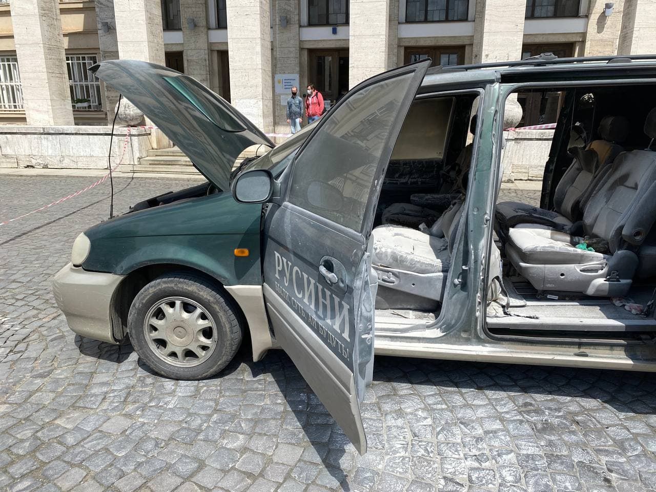 Біля Закарпатської ОДА водій підпалив свою автівку: відео