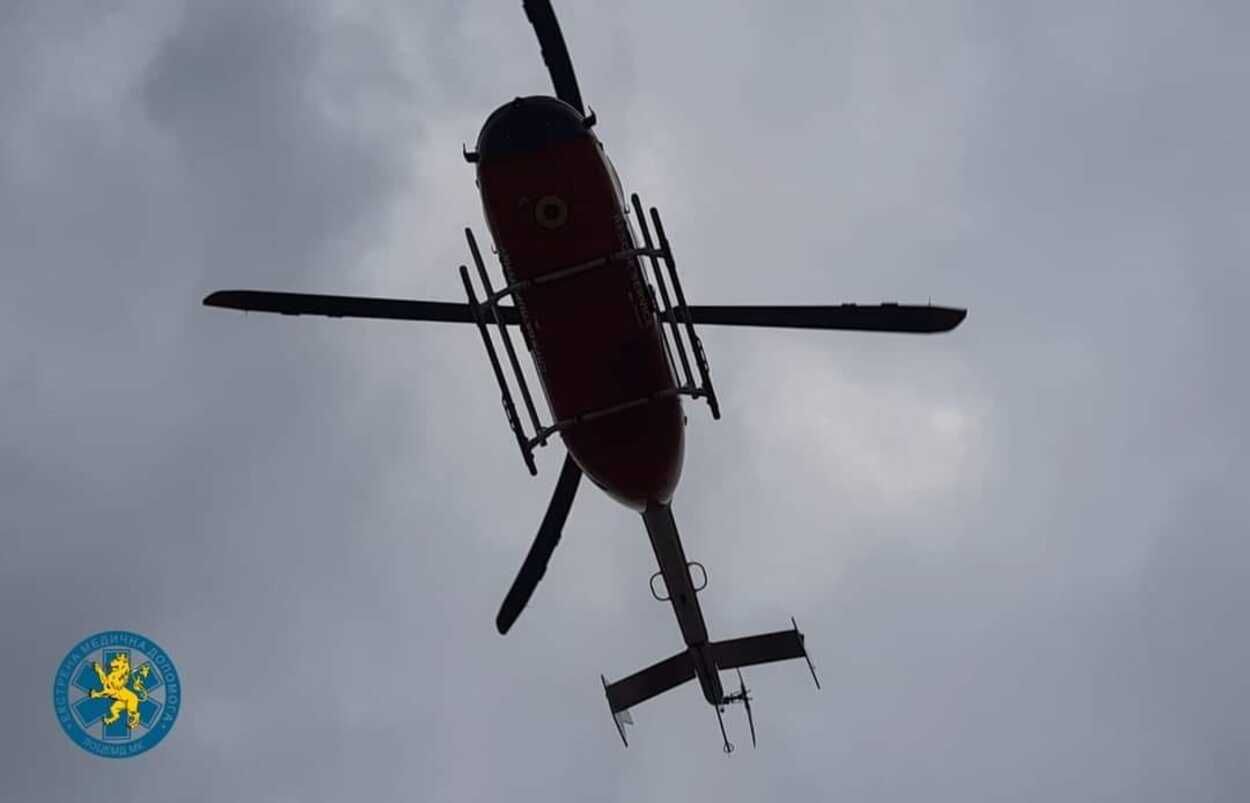 Вертоліт не допоміг: на Львівщині пацієнт помер у момент посадки гелікоптера– фото