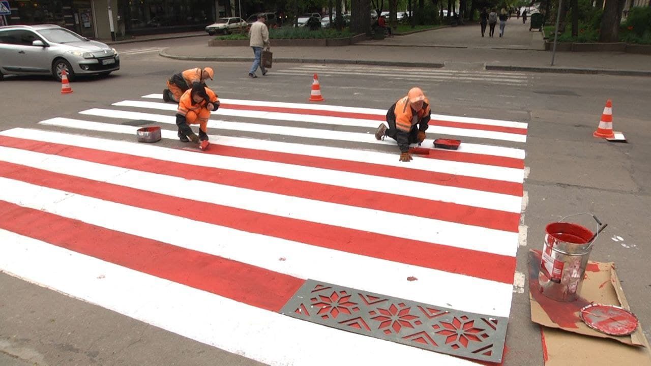 В Житомире пешеходный переход украсили вышивкой: фото