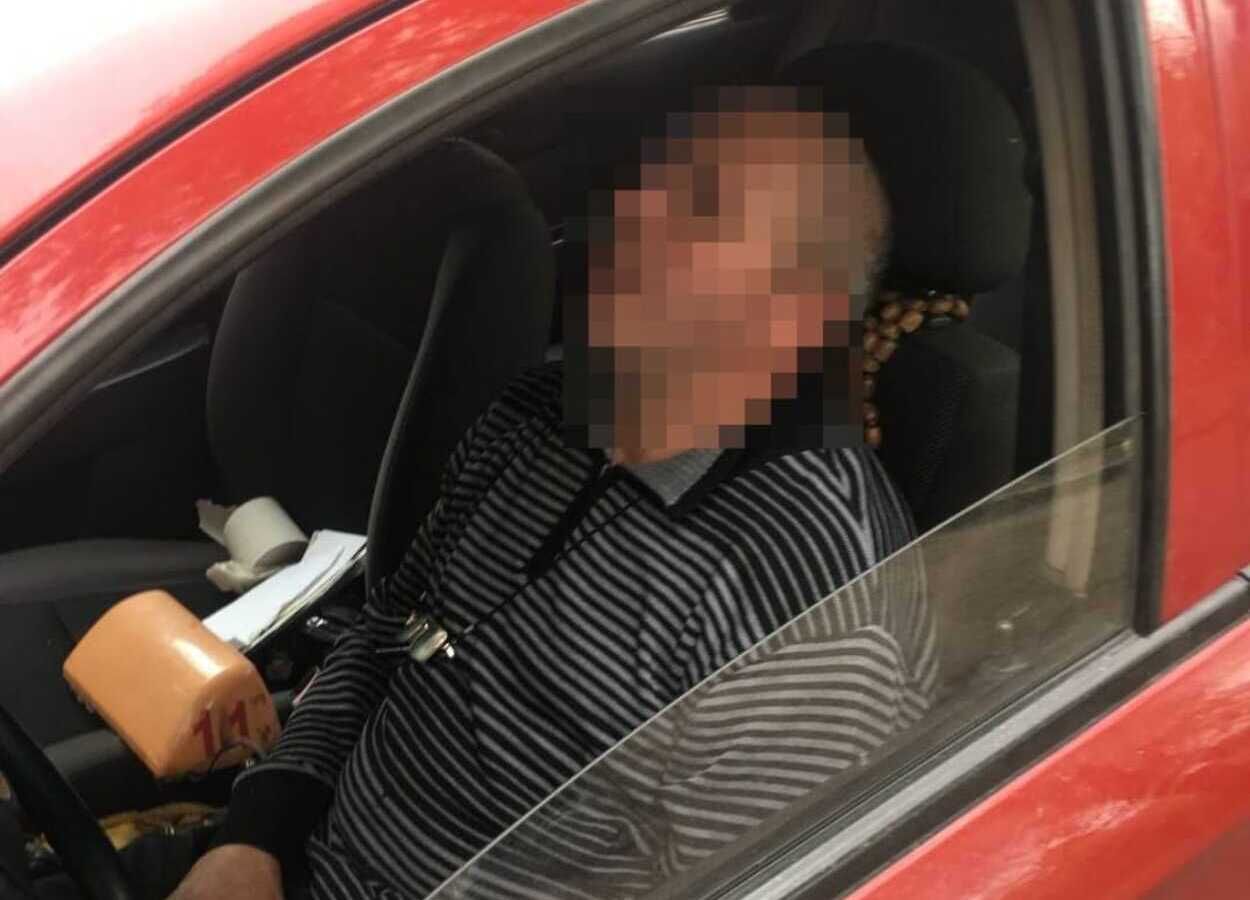 П'яний львівський таксист заснув за кермом під час оформлення протоколів: фото