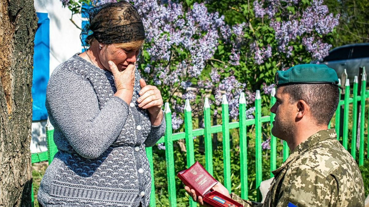 Матері загиблого українського воїна вручили орден За мужність