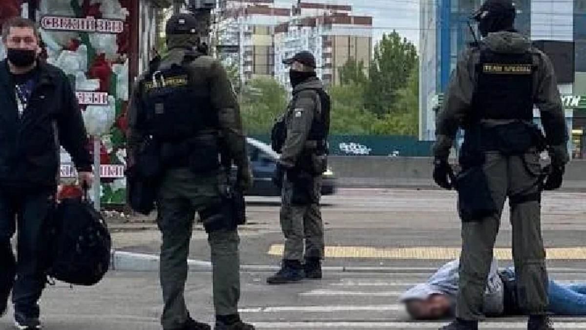 Сотрудник с подельником: в Киеве взорвали банкомат "Приватбанка" и вынесли деньги – фото Сотрудник с подельником: в Киеве взорвали банкомат "Приватбанка" и вынесли деньги – фото