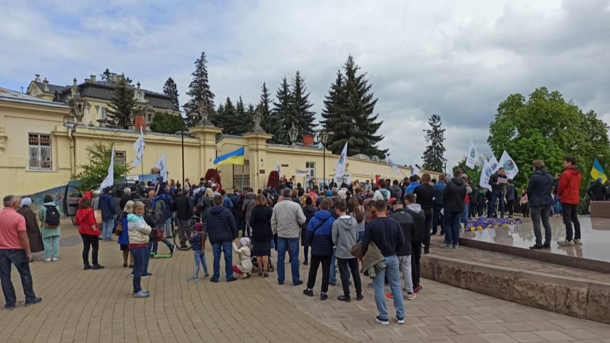 Без масок та дистанції: львів'яни влаштували протест проти вакцинації