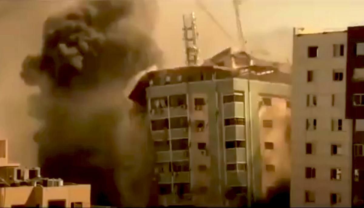 Израиль обстрелял многоэтажку в Секторе Газа: там были офисы мировых СМИ – видео